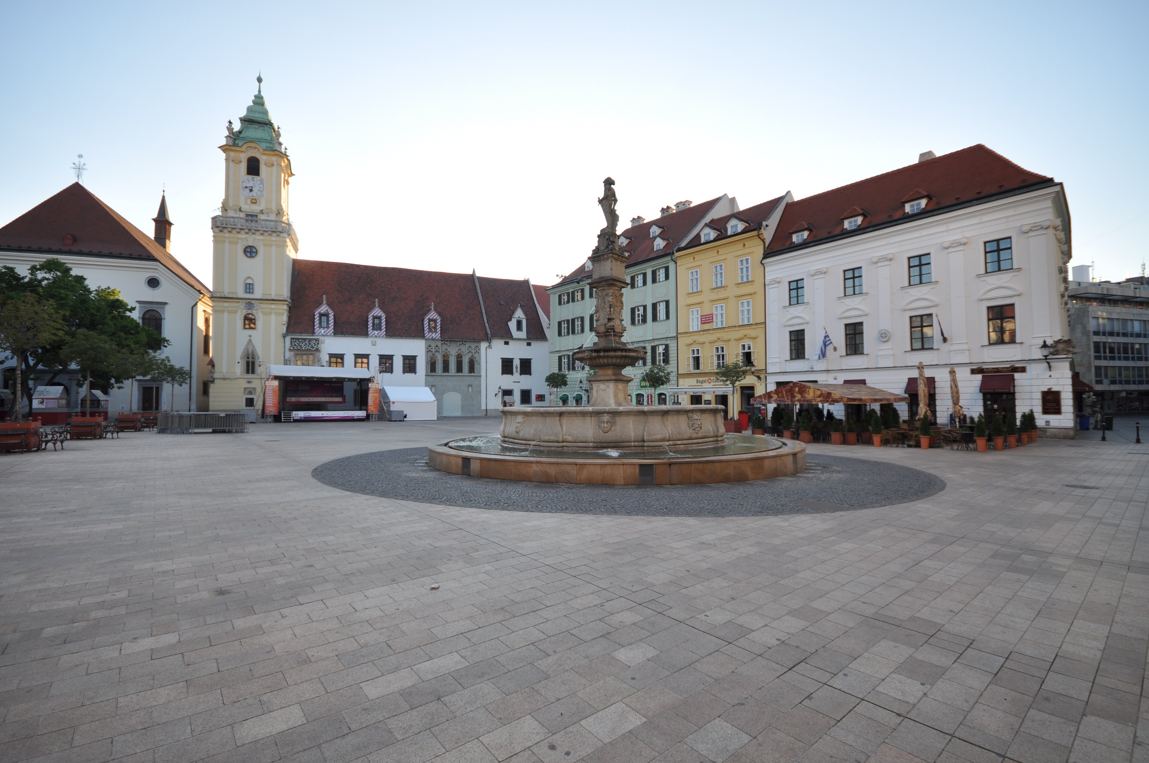 Hlavné námestie in Bratislava, Old Town Hall and the Roland fountain